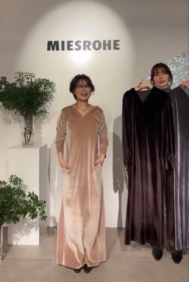 MIESROHE ミースロエ　ベロアリラクシングフーディワンピース　ベージュ1