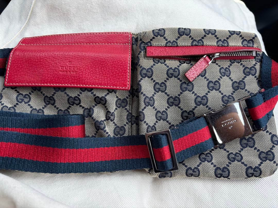 GUCCI GGボディバッグ