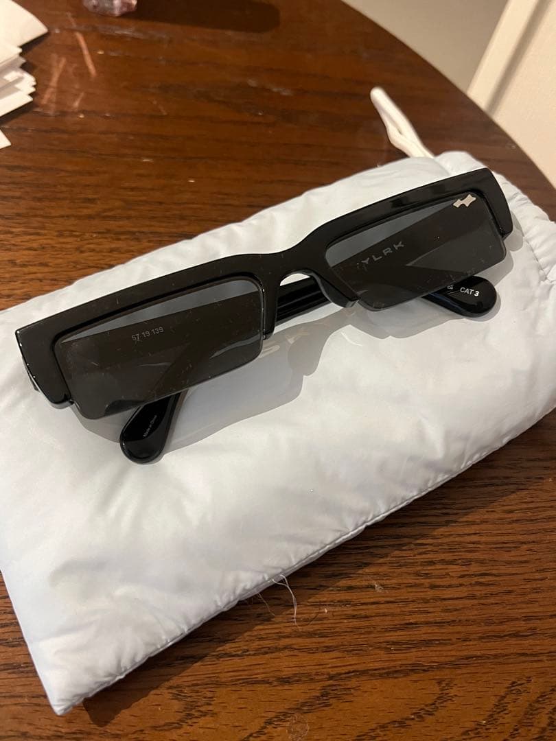 SKYLRK ブラックサングラス 専用ケース付き