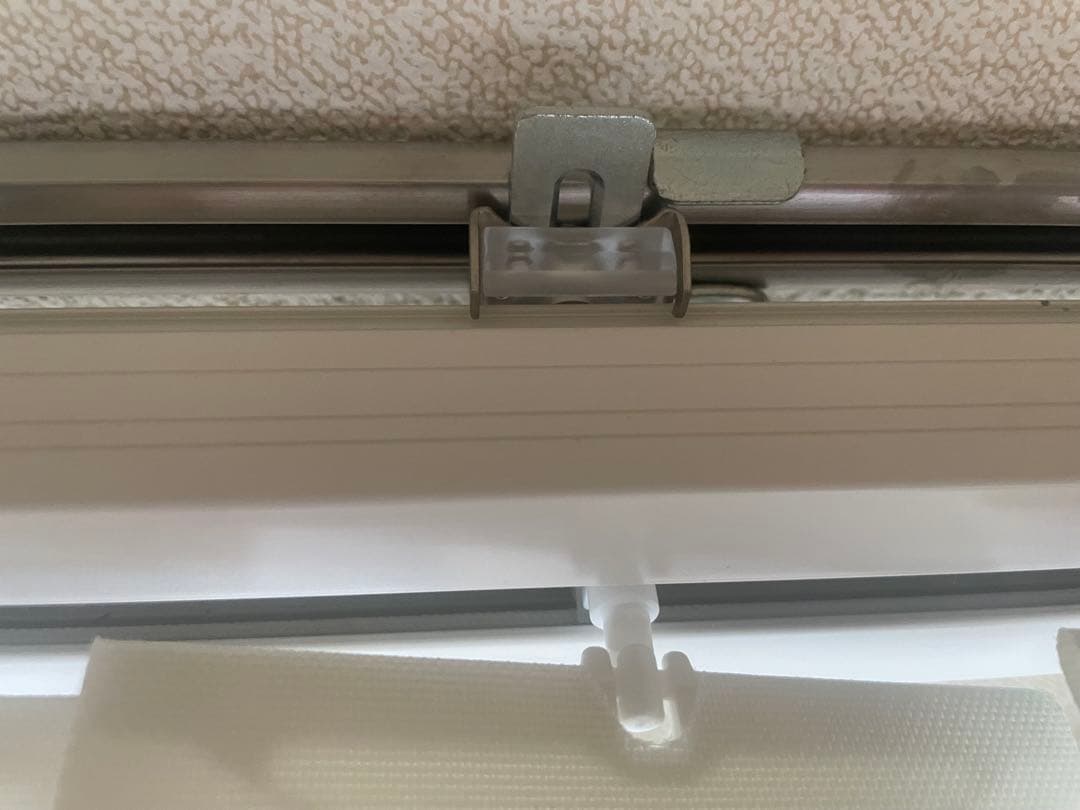 縦型ブラインド　ニチベイ製　レールに設置