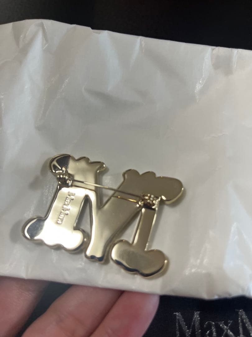 r*送様 最終値下げ！！　新品未使用　マックスマーラ　ロゴブローチ