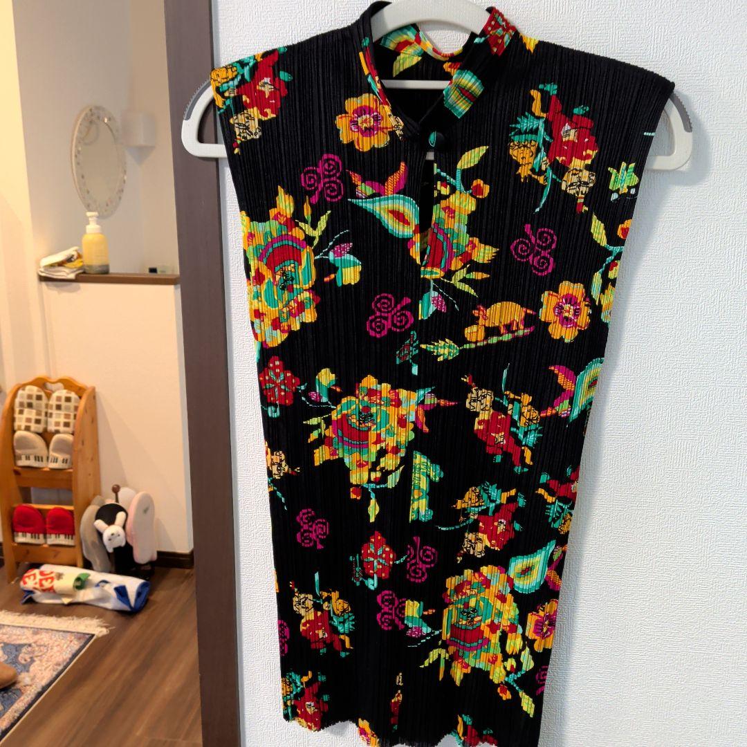 d*2様 イッセイミヤケのプリーツプリーズスタンドからーのチャイナ柄スーツです。