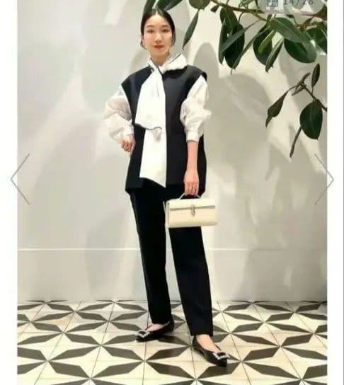 新品タグ付き)TOMORROWLANDベスト　ジレ