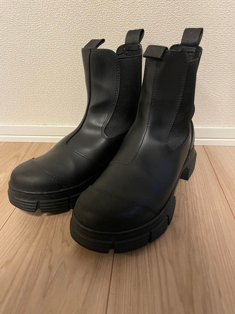 GANNI ブラックチェルシーブーツ