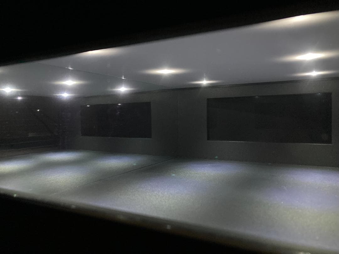 ミニカー用ジオラマ：1/18 ショールームタイプガレージ／車＆バイク展示！