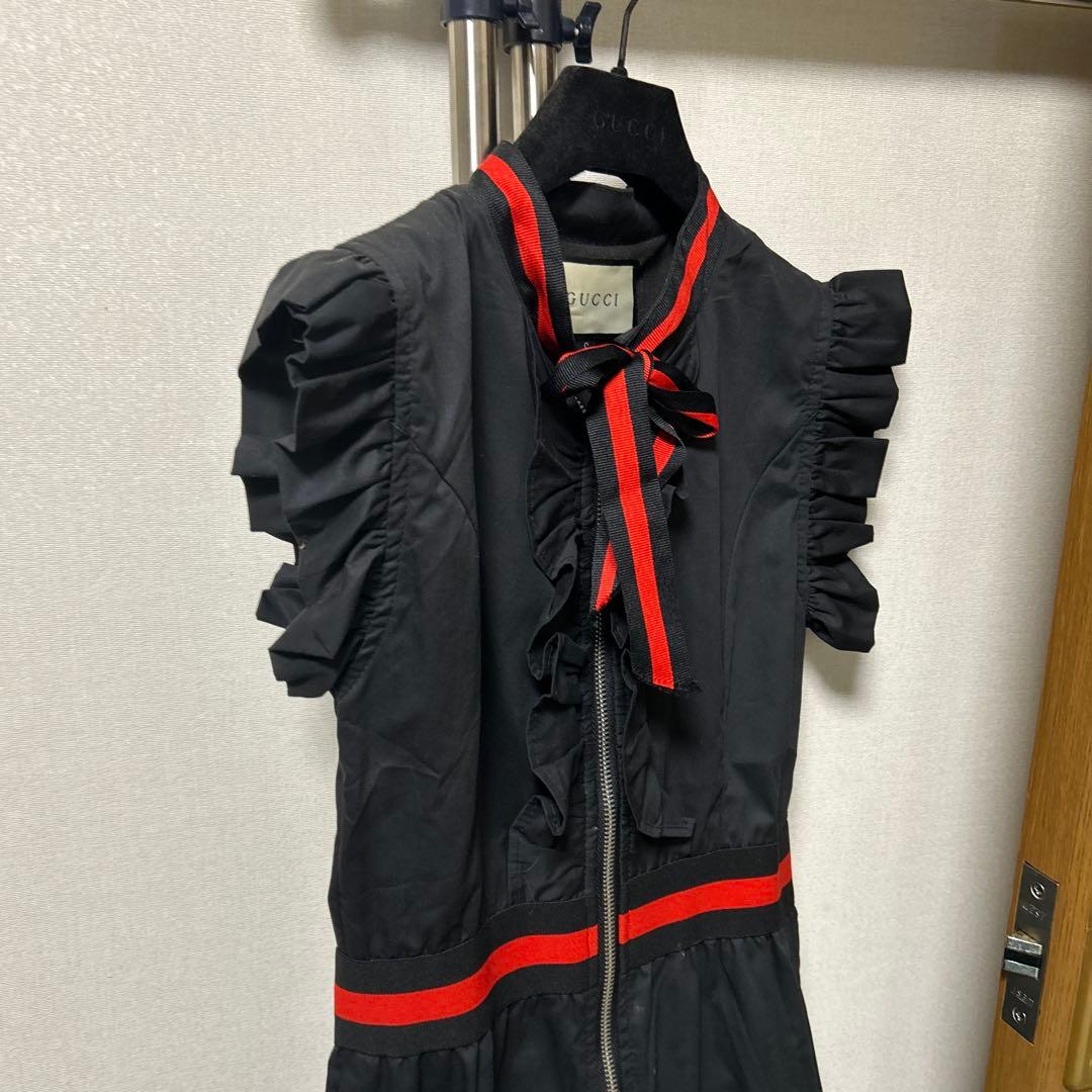 GUCCI フリル付き黒ワンピース