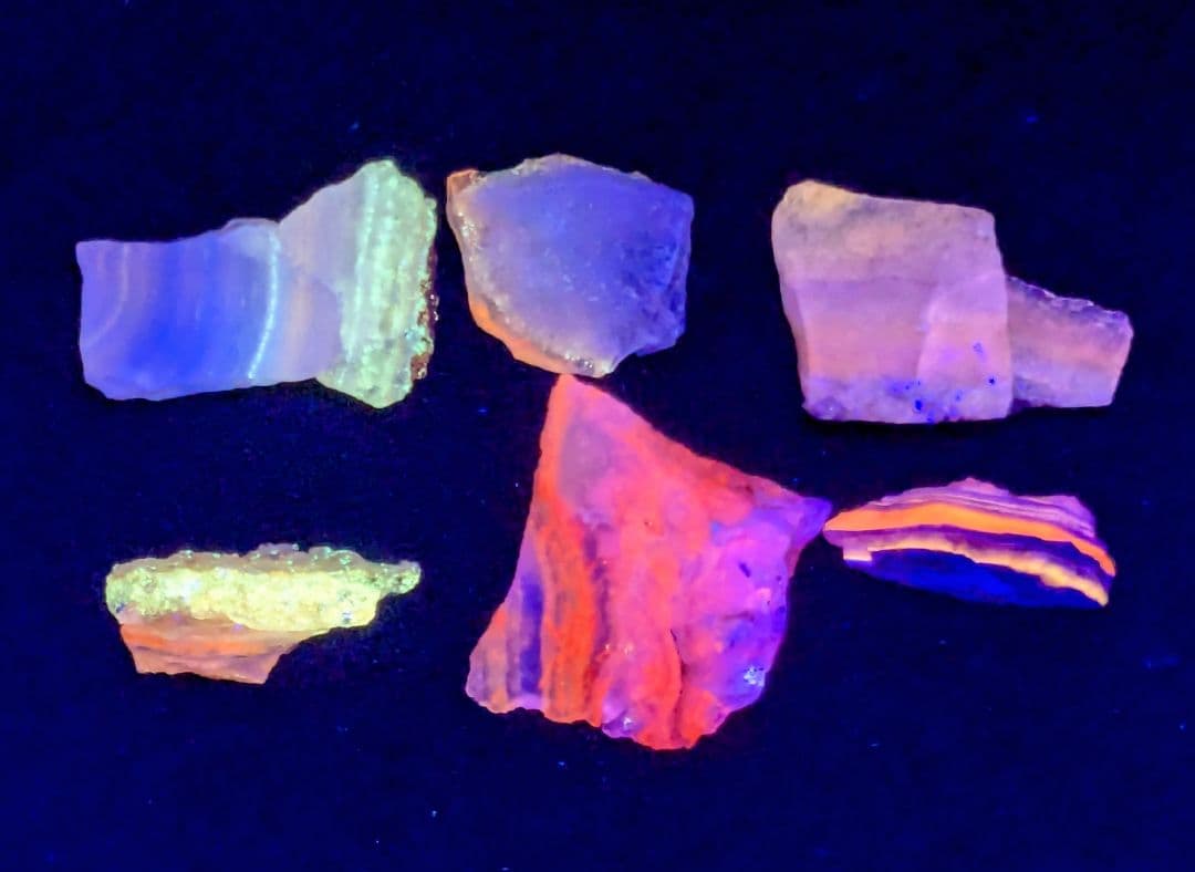 北海道産 蛍光オパール 観察キット：原石＋本「光る石 北海道石」＋紫外LED