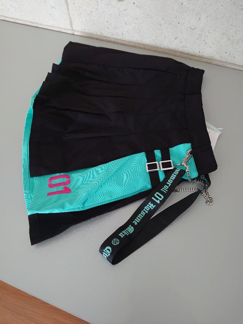 M 初音ミク×シナモロール スカパン 黒/ターコイズ 01