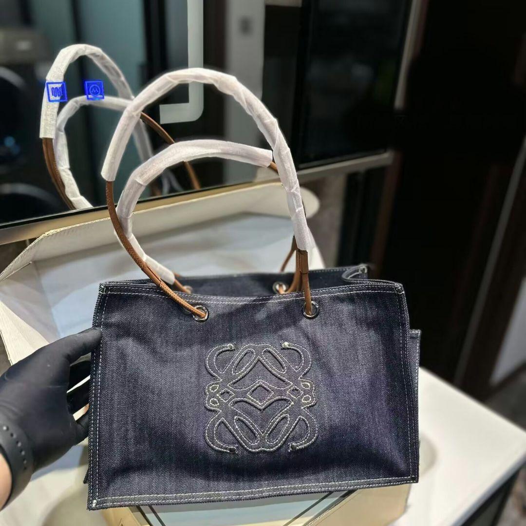 ロエベのトートバッグです