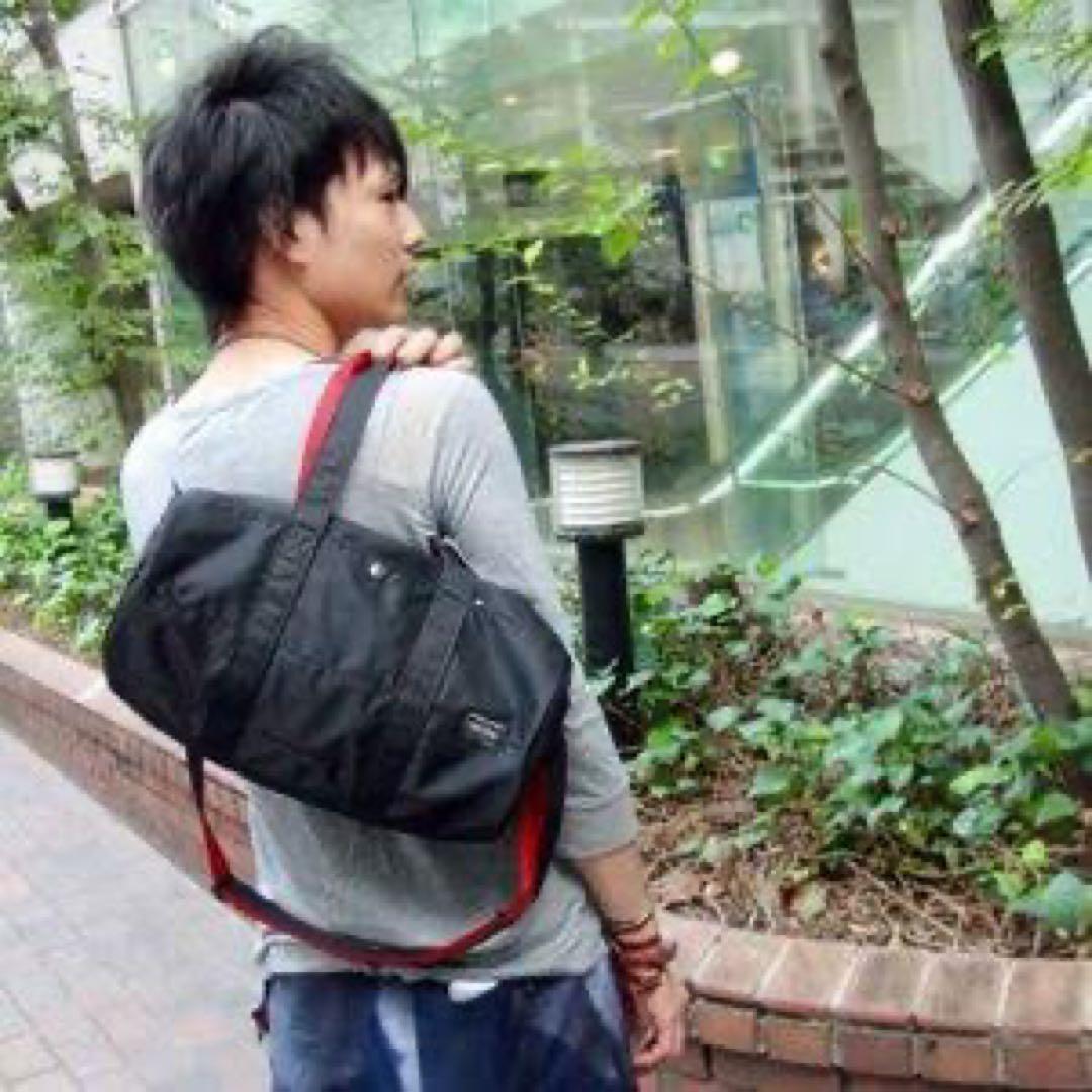 シンプルな黒と赤のドラムバッグ