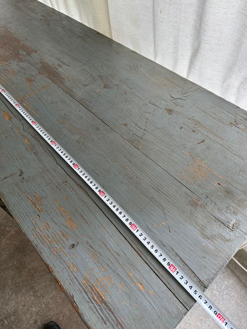 ヴィンテージ風グレーのテーブル