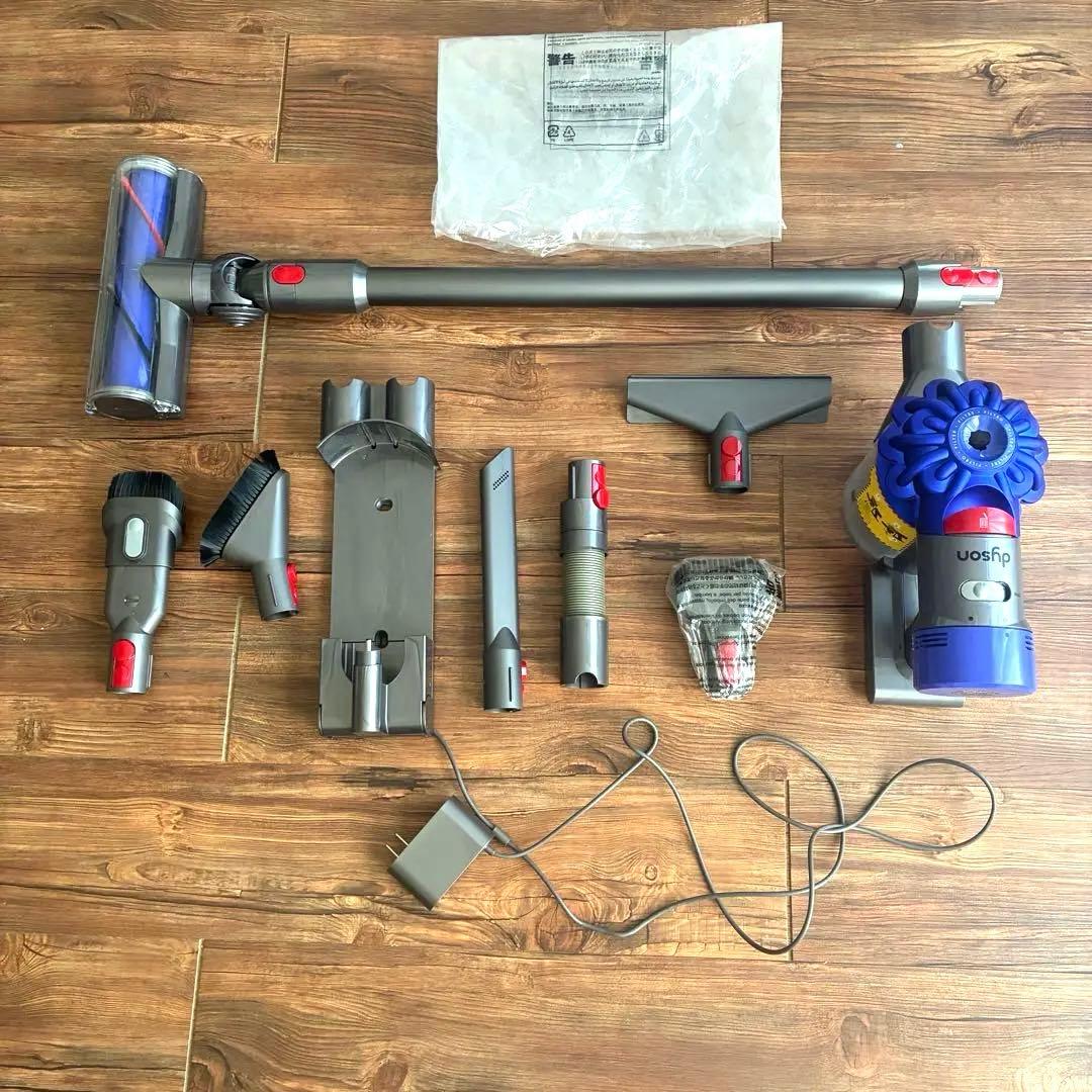 2022年製Dyson スティッククリーナー本体 充電器　各種アタッチメント付き