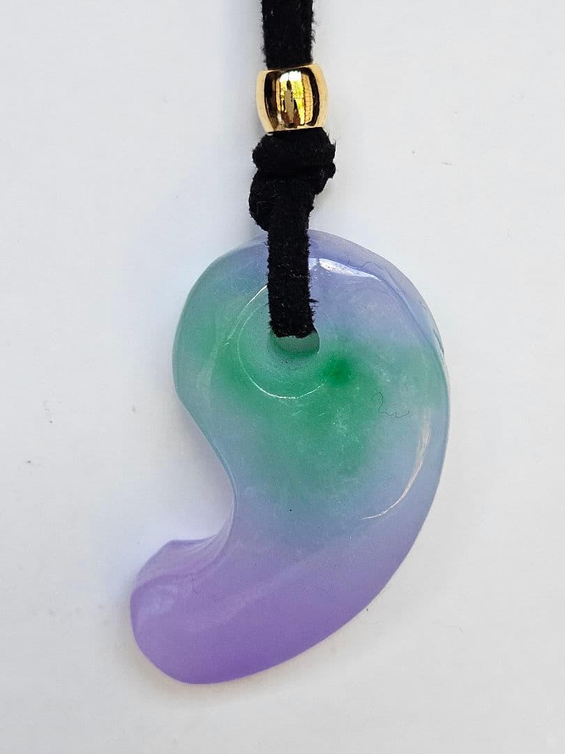 美品　レインボー 翡翠勾玉　　　　　　ペンダント ☆10,800円☆