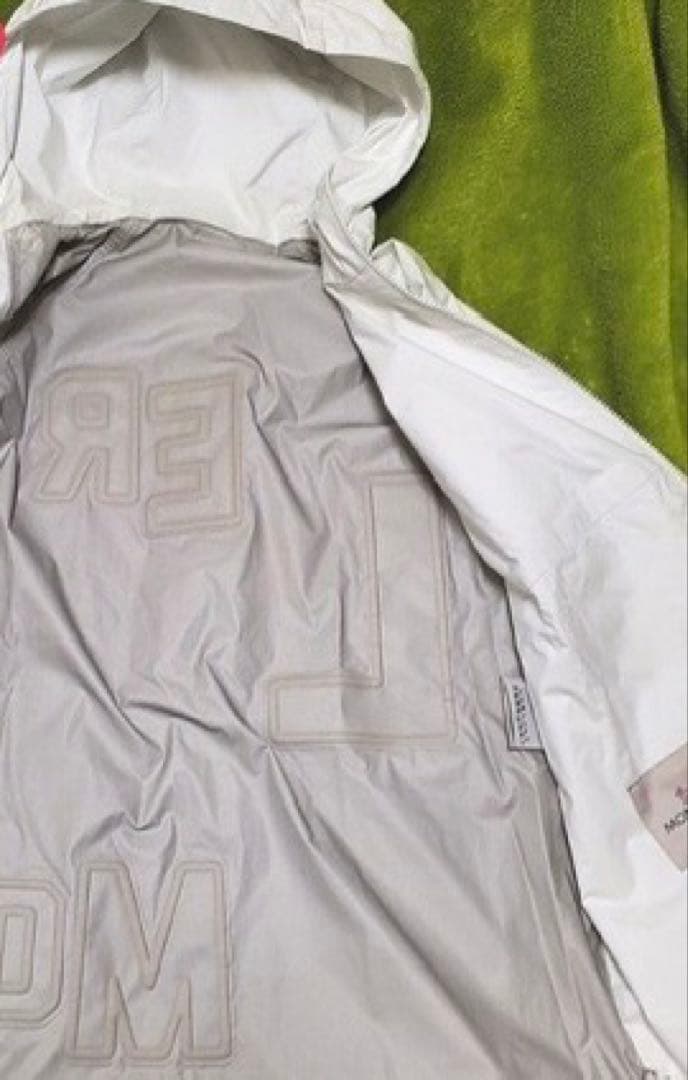 MONCLER 22s オールホワイト ナイロンジャケットブルゾン(売りつくし)