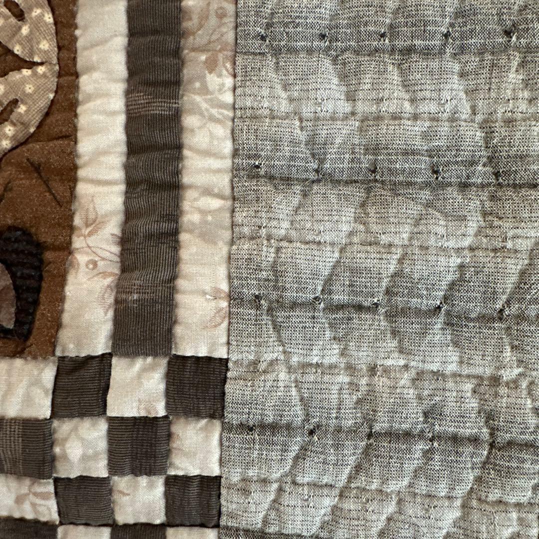 ハンドメイドパッチワークキルトのタペストリー