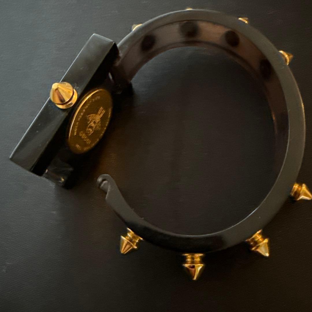 GUCCI スパイクデザイン腕時計