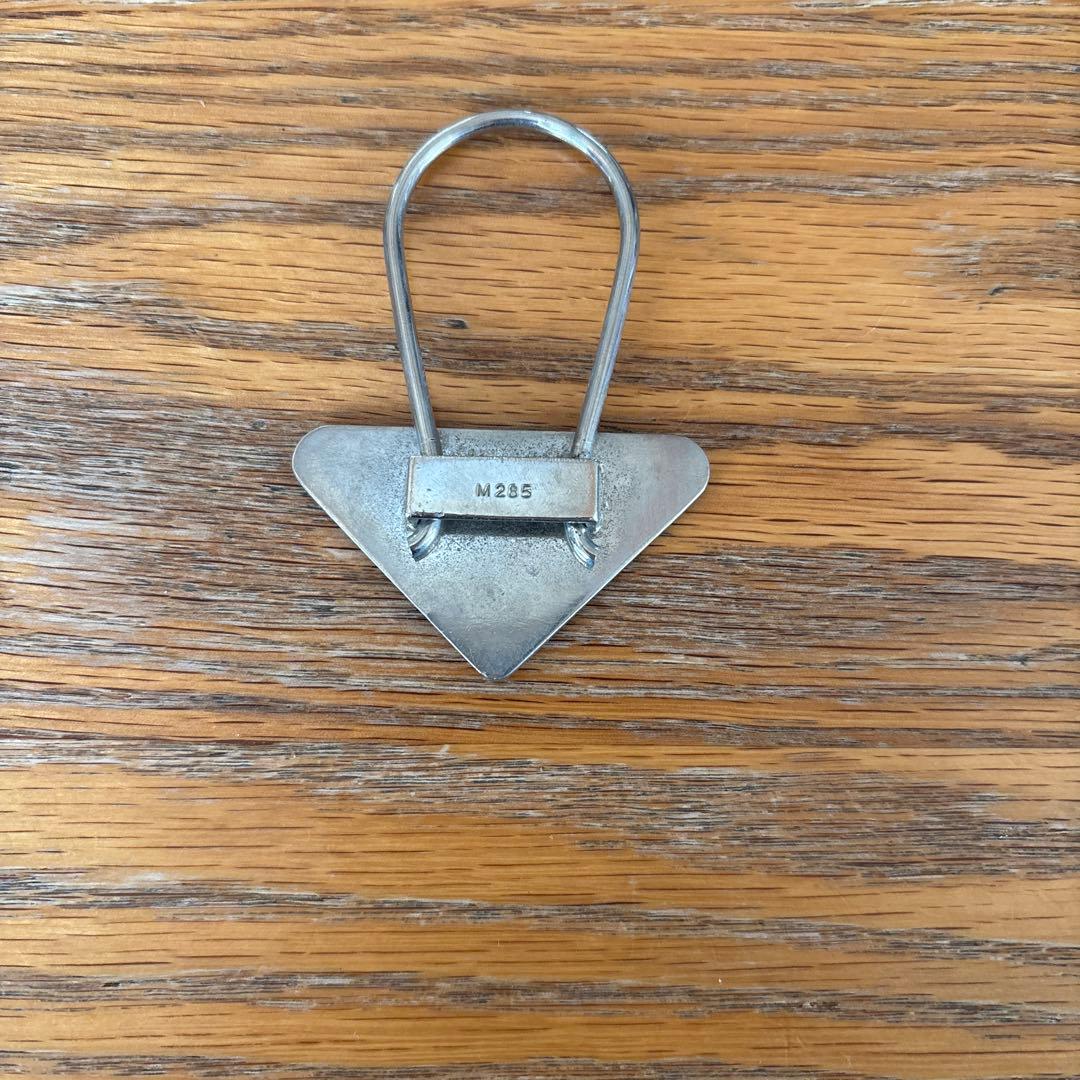 PRADA ブラック トライアングル キーホルダー