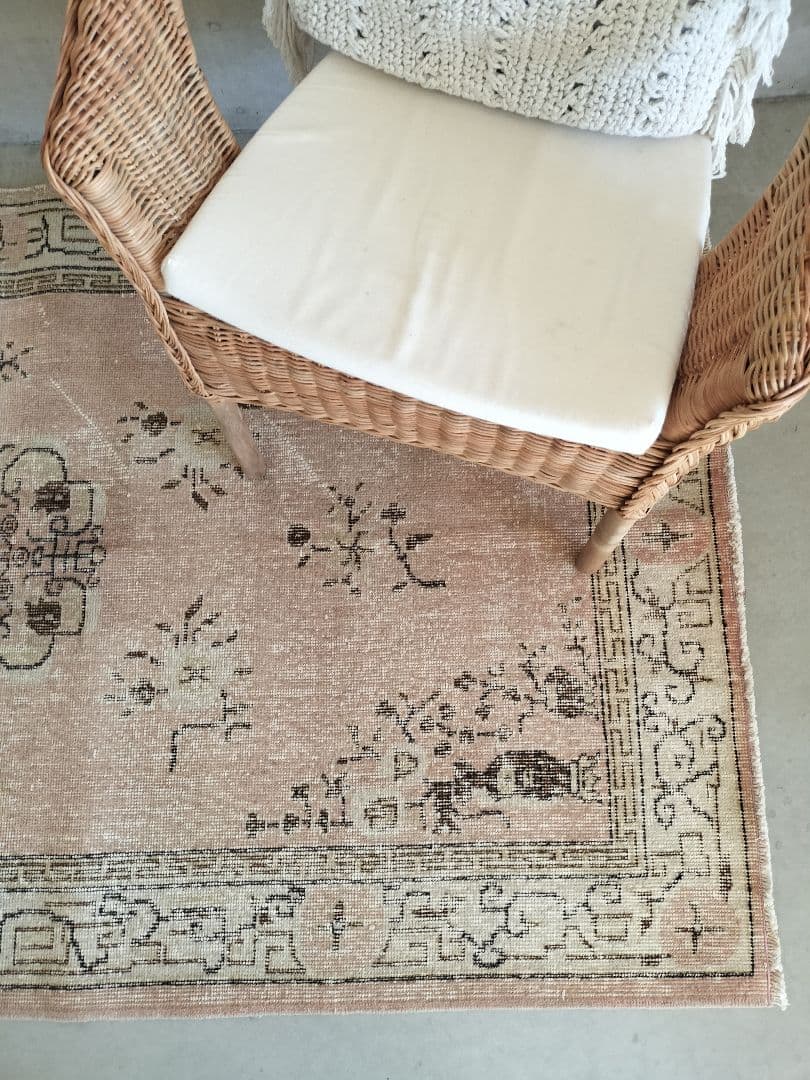 くすみピンクベージュのシノワズリラグ ヴィンテージトルコラグNo.713