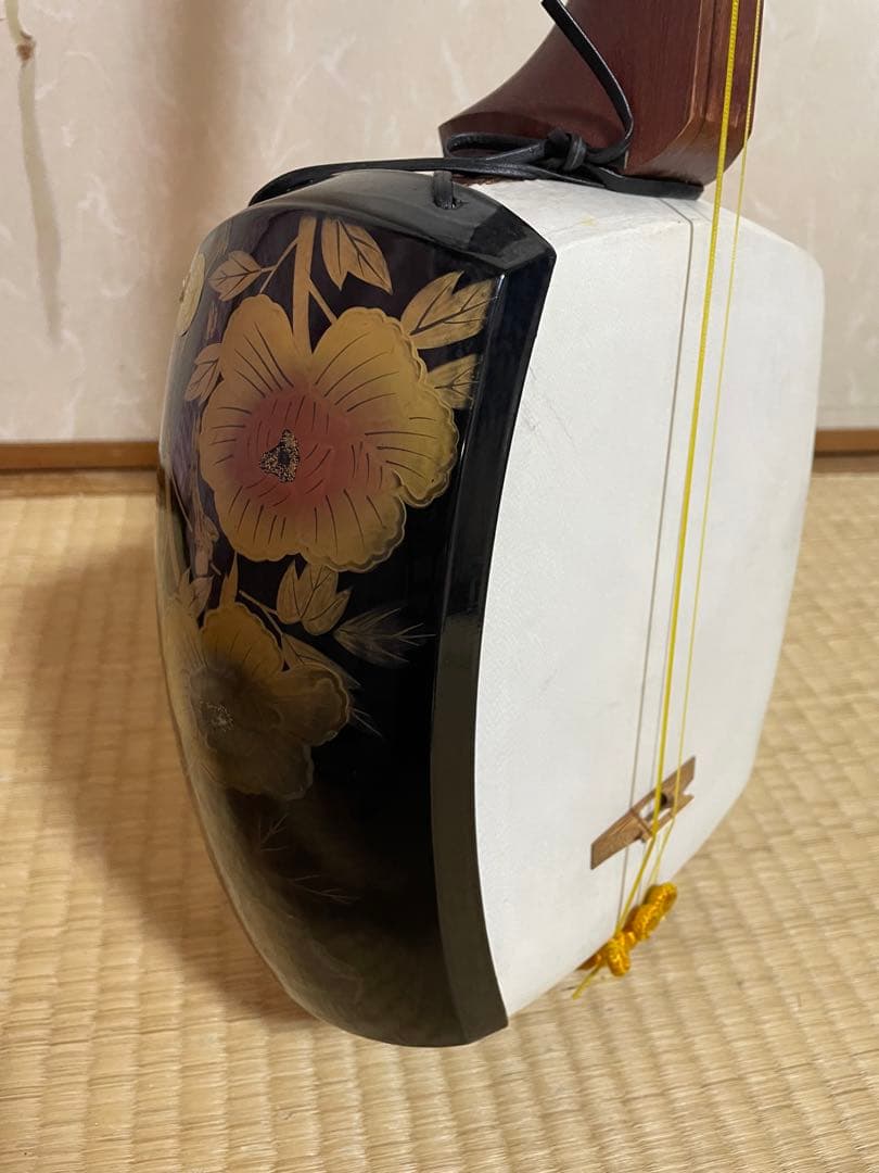 n*a様 【送料込】津軽三味線本体 花柄装飾 木製 3弦