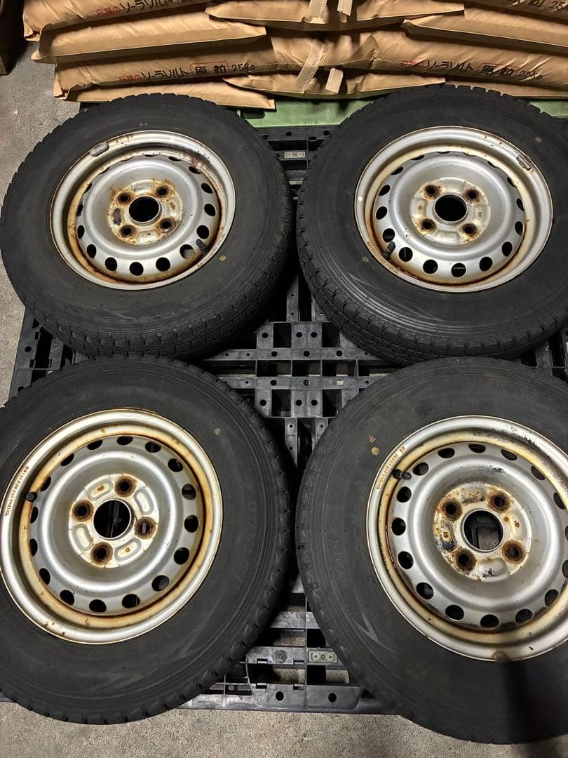 ゴ*ラ様 軽トラ、軽バン鉄ホイール付きスタッドレスタイヤ　4本