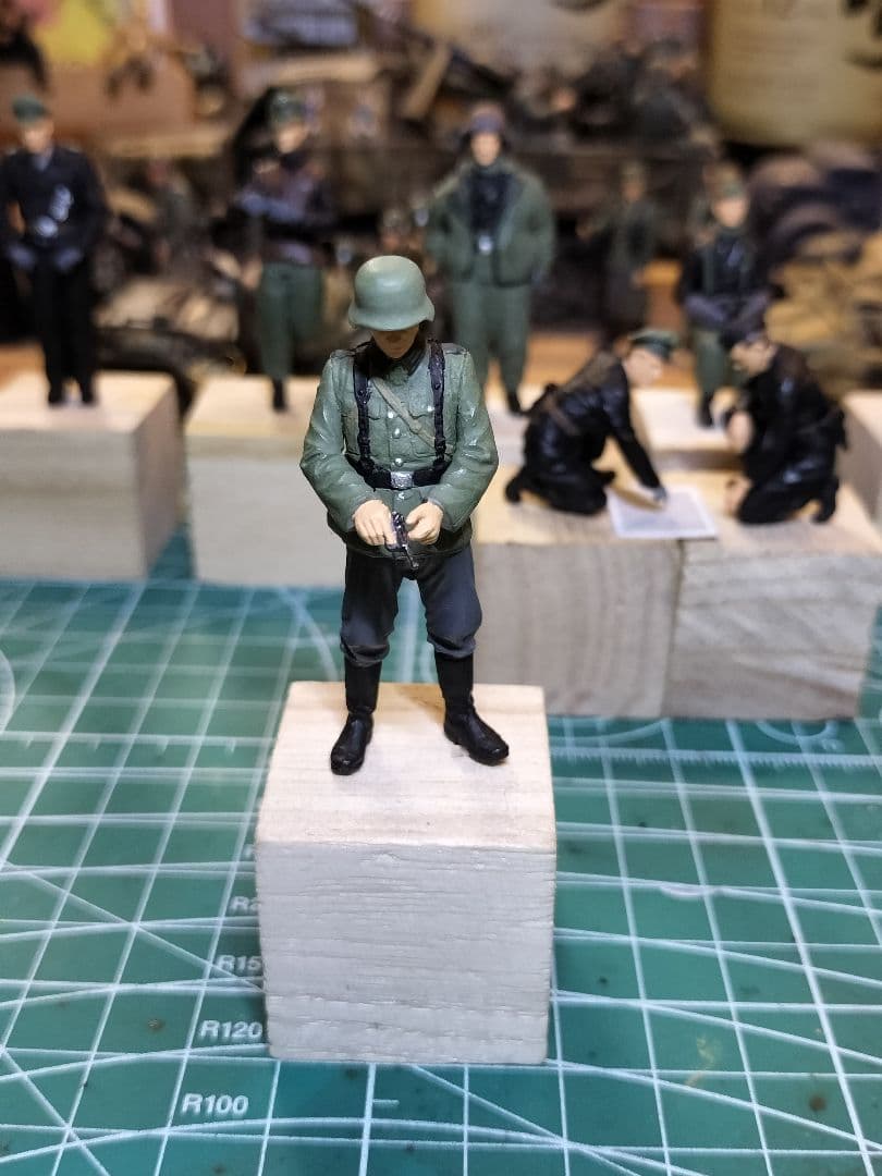 ミリタリー 1/35 ドイツ軍兵９体フィギュアセット&1/35キングタイガー