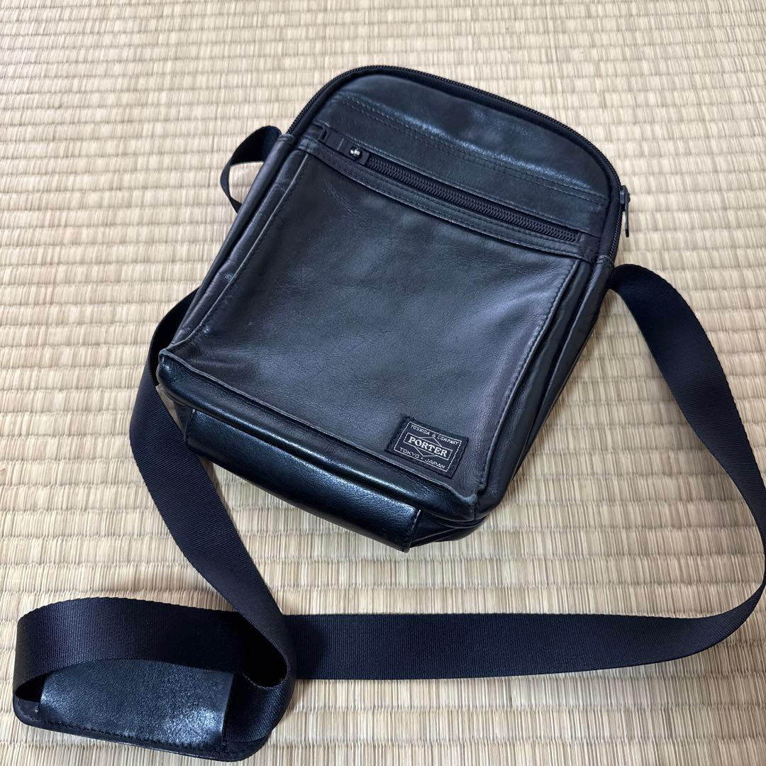PORTER AMAZE（アメイズ）シリーズのブラックレザーショルダーバッグ