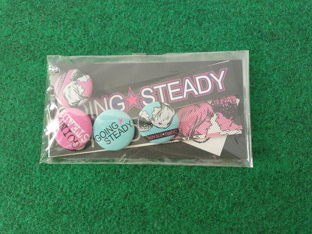 GOING STEADY ステッカー&缶バッジセット（バラ売り不可）
