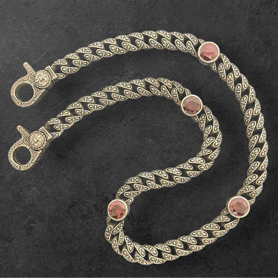 ウォレット チェーン シルバー アラベスク模様 百合の紋章 レッドストーン