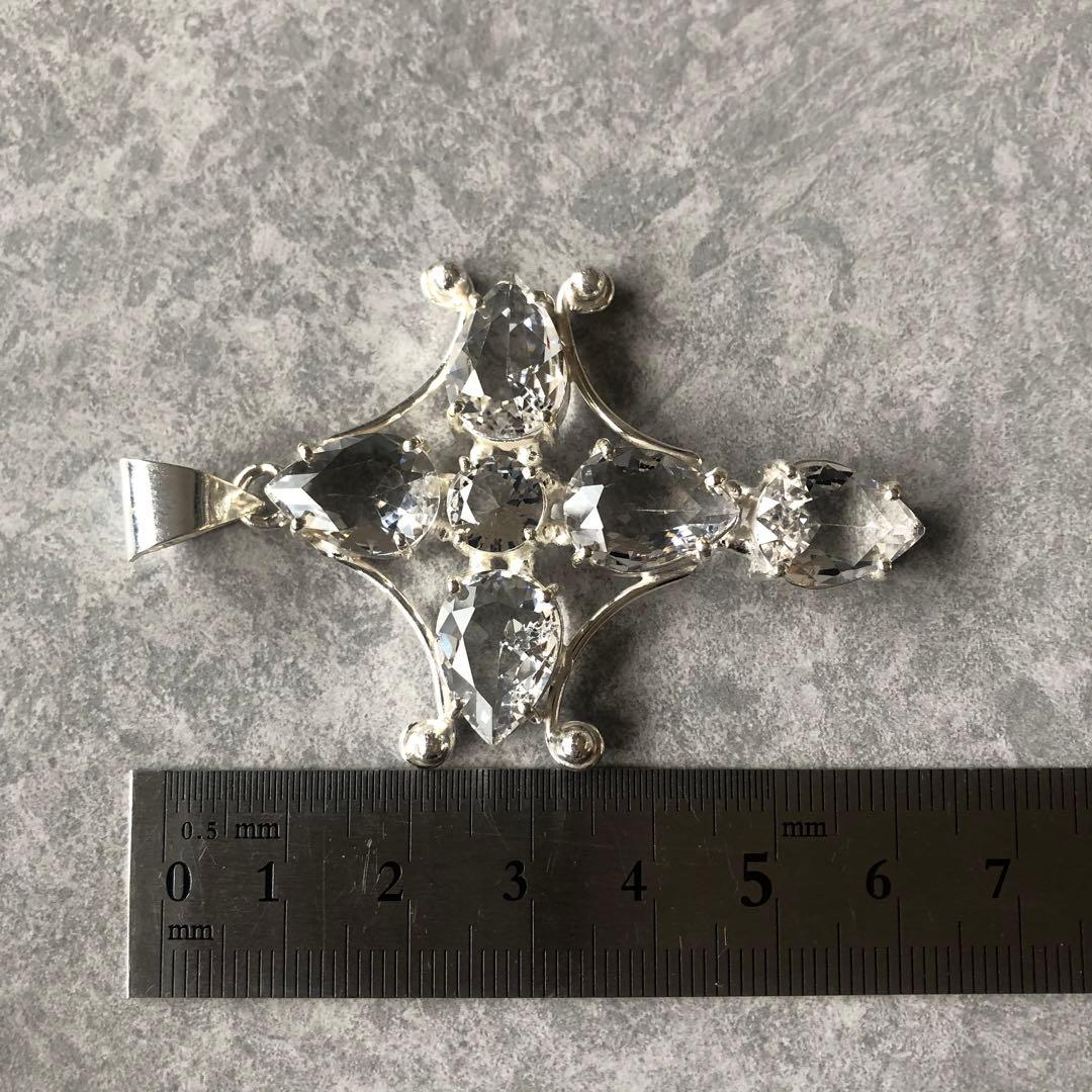 引き寄せの力が強いホワイトトパーズのペンダントトップ