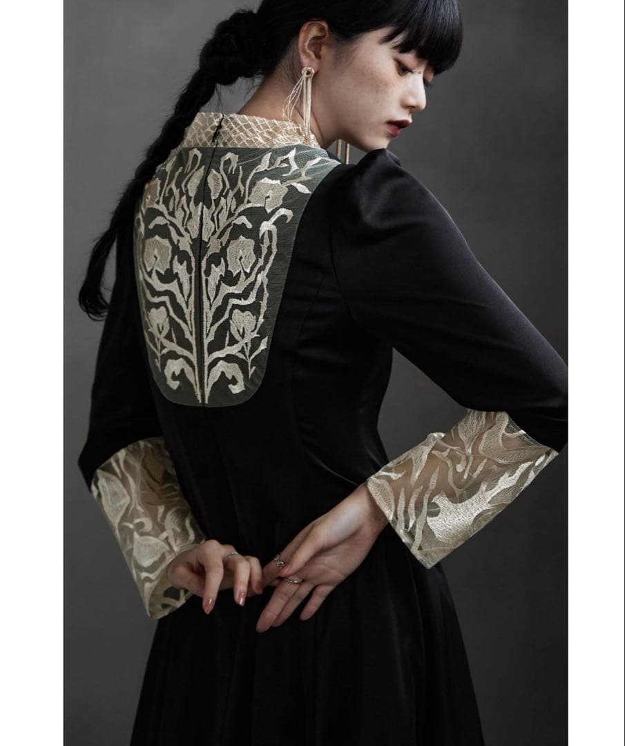 etoll. バック刺繍フレアドレス