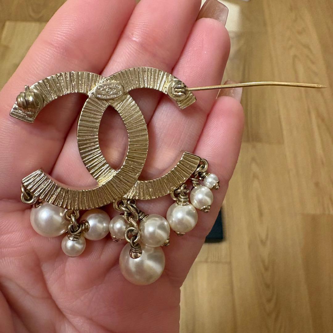 【CHANEL】ロゴブローチ
