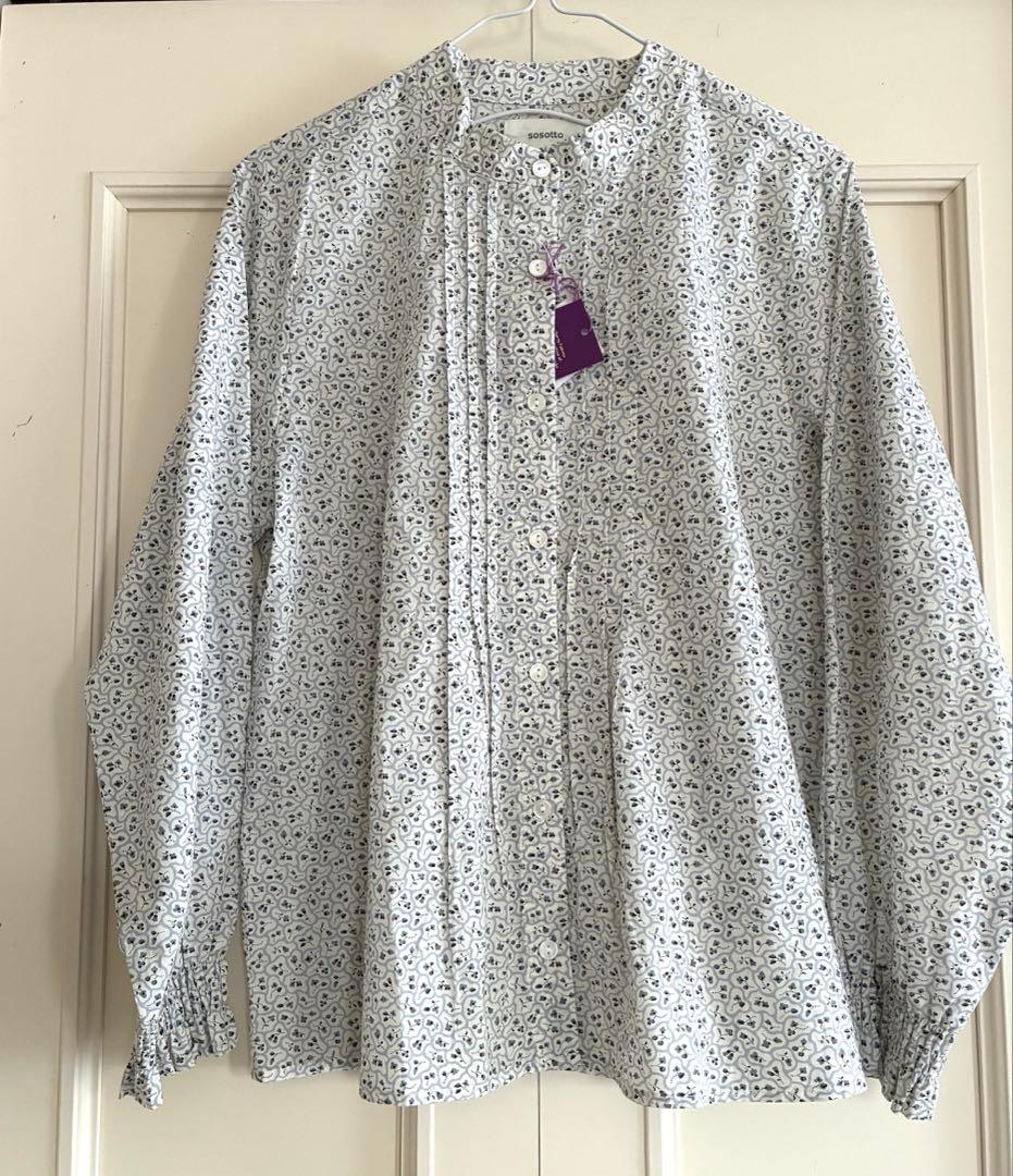 新品！sosotto リバティのバンドネックのブラウス　爽やかな小花柄