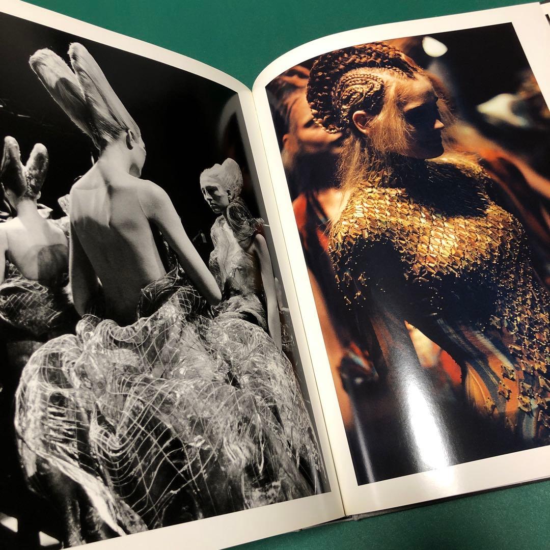 洋書 LOVE LOOKS NOT WITH THE EYES