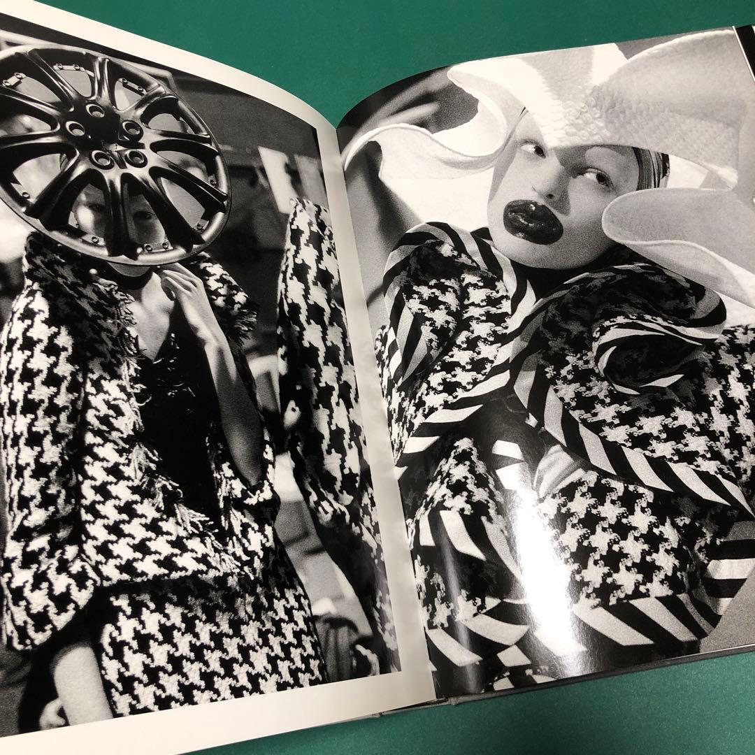 洋書 LOVE LOOKS NOT WITH THE EYES