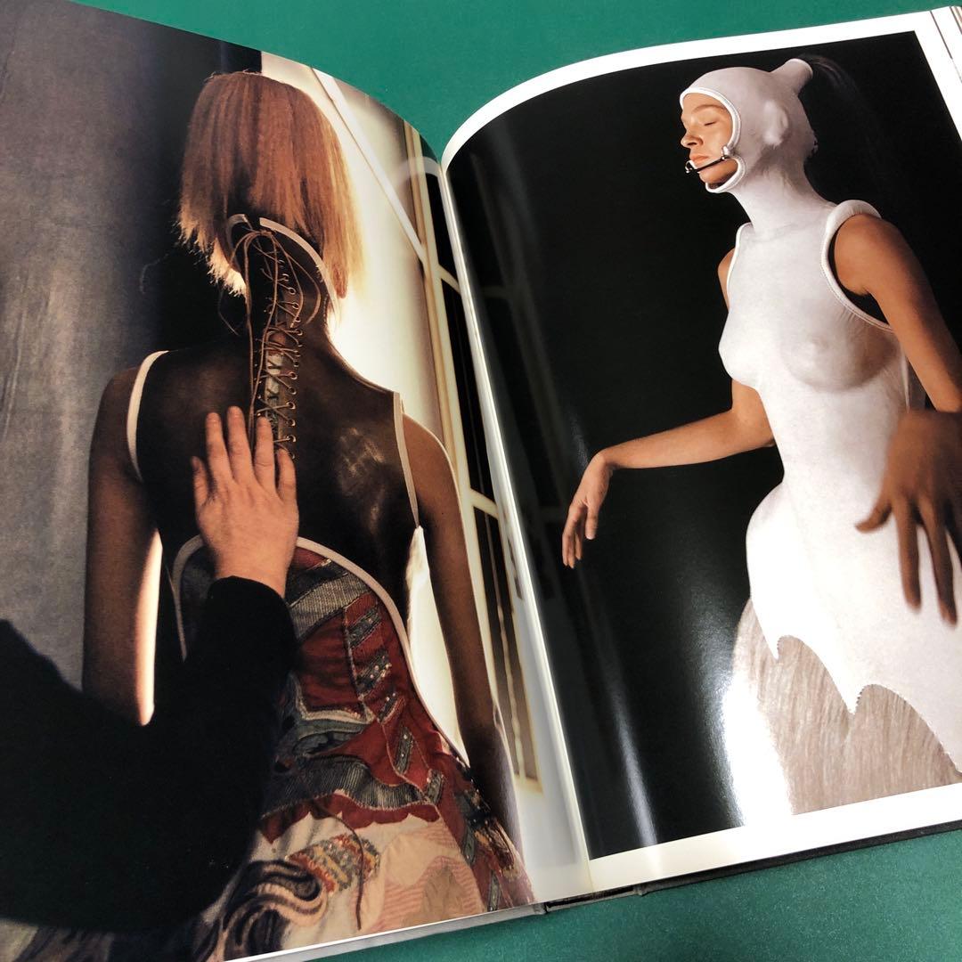 洋書 LOVE LOOKS NOT WITH THE EYES