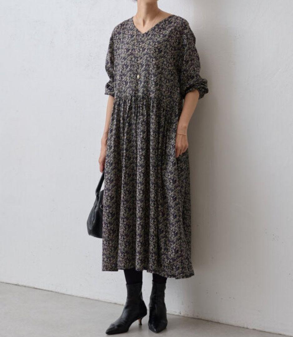 ビアズリー　プリントギャザーワンピ　黒系　リーフ柄　Vネック　ロングワンピース