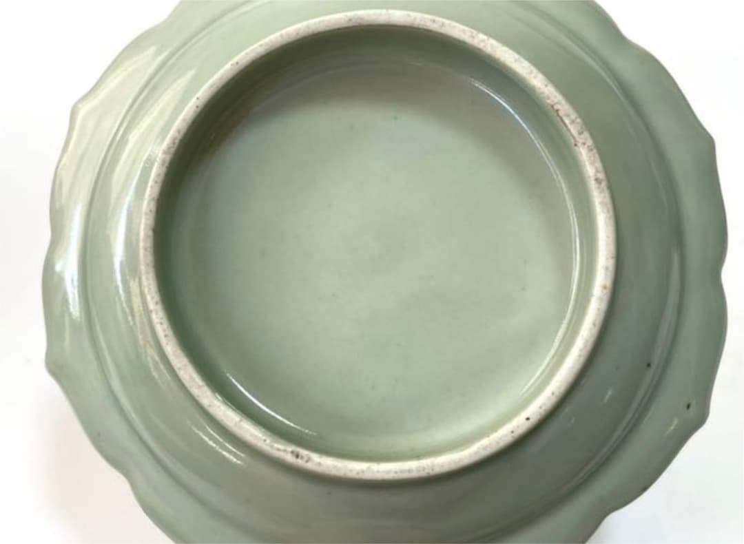 骨董　青磁　印刻雲龍文様　輪花縁　皿　鍋島青磁　古九谷青磁　柿右衛門青磁　辰年