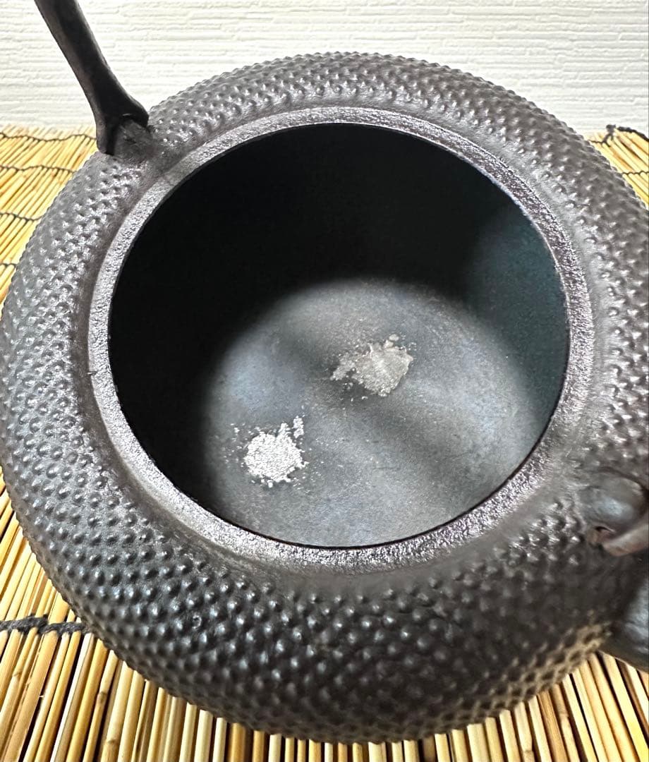 未使用品、木箱、黄布、南部鉄器検査証付　南部薫山工房造　鐡鉢型霰　南部鉄瓶