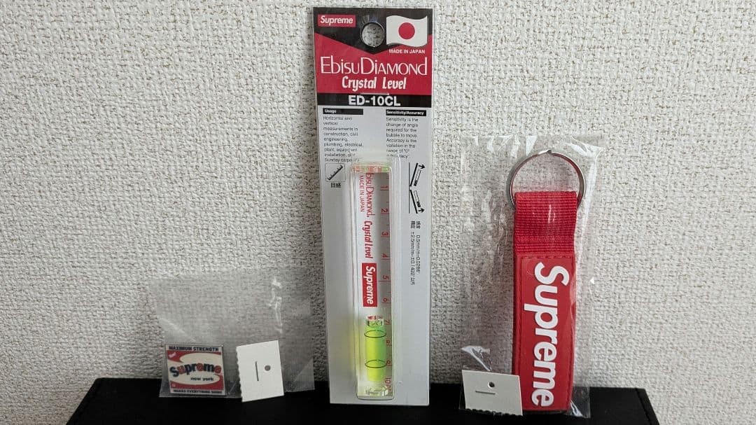 supreme キーホルダー ピンバッジ 水平器