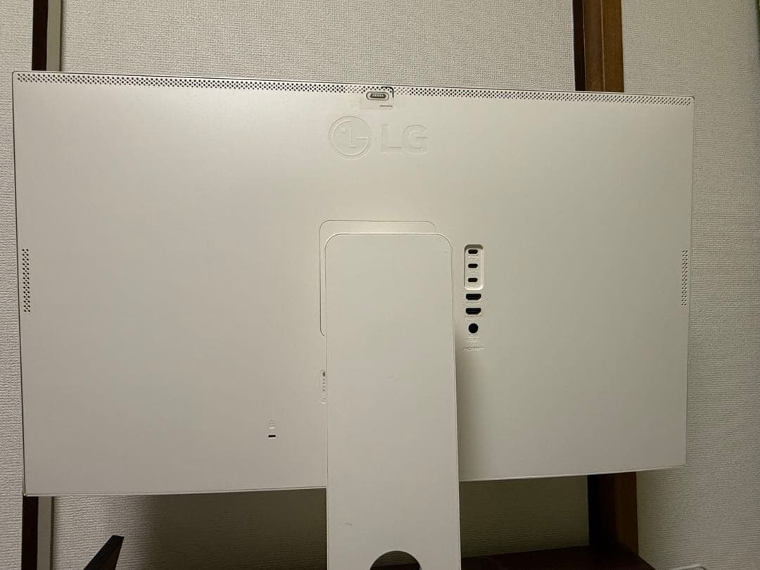 LG 31.5インチ 4Kモニター / 32SR83U-W