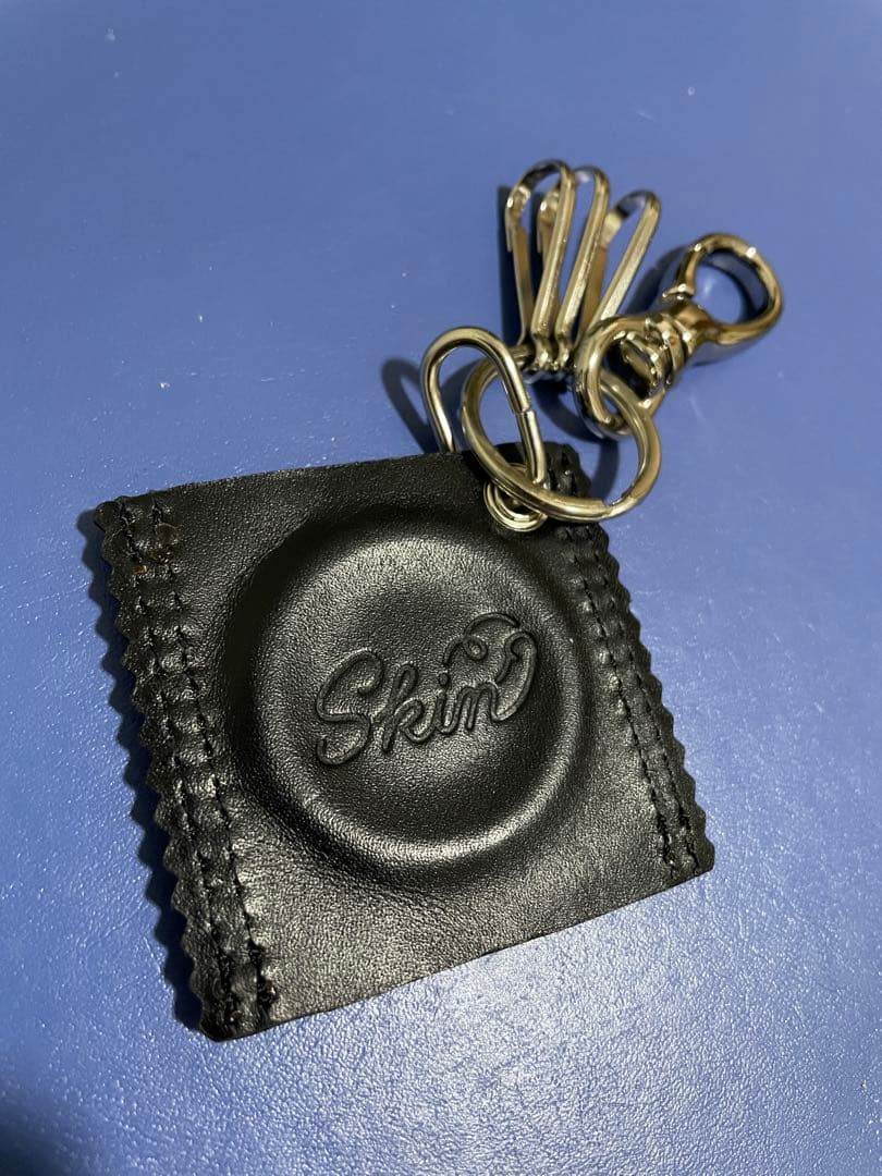 SKINTOKYOコンドームキーホルダーキーリング 新品未使用 牛革 ラス1