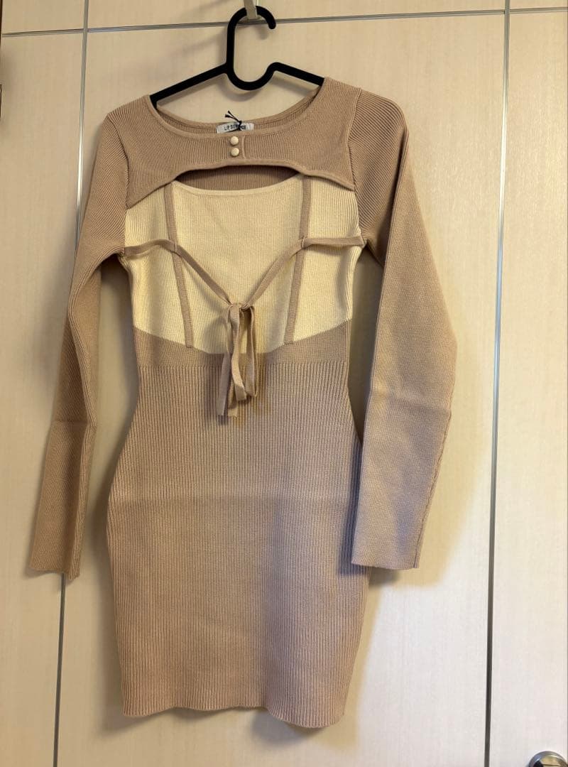 LIPSERVICE デコルテオープンバイカラーリボンニットワンピース　ベージュ