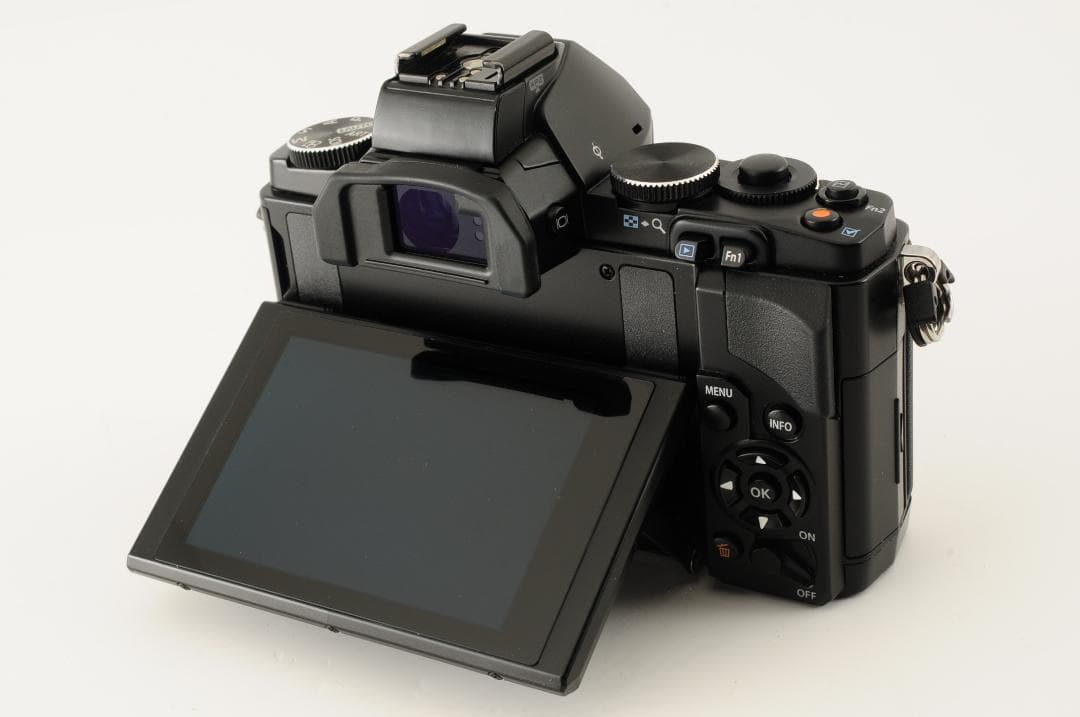 【美品】オリンパス OLYMPUS OM-D E-M5 ミラーレス一眼レフカメラ