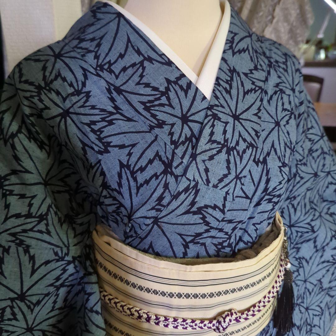 灰青色の地に、一面に染められた楓が清々しく上品な藍染めの浴衣です