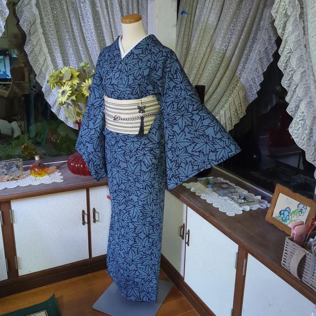 灰青色の地に、一面に染められた楓が清々しく上品な藍染めの浴衣です