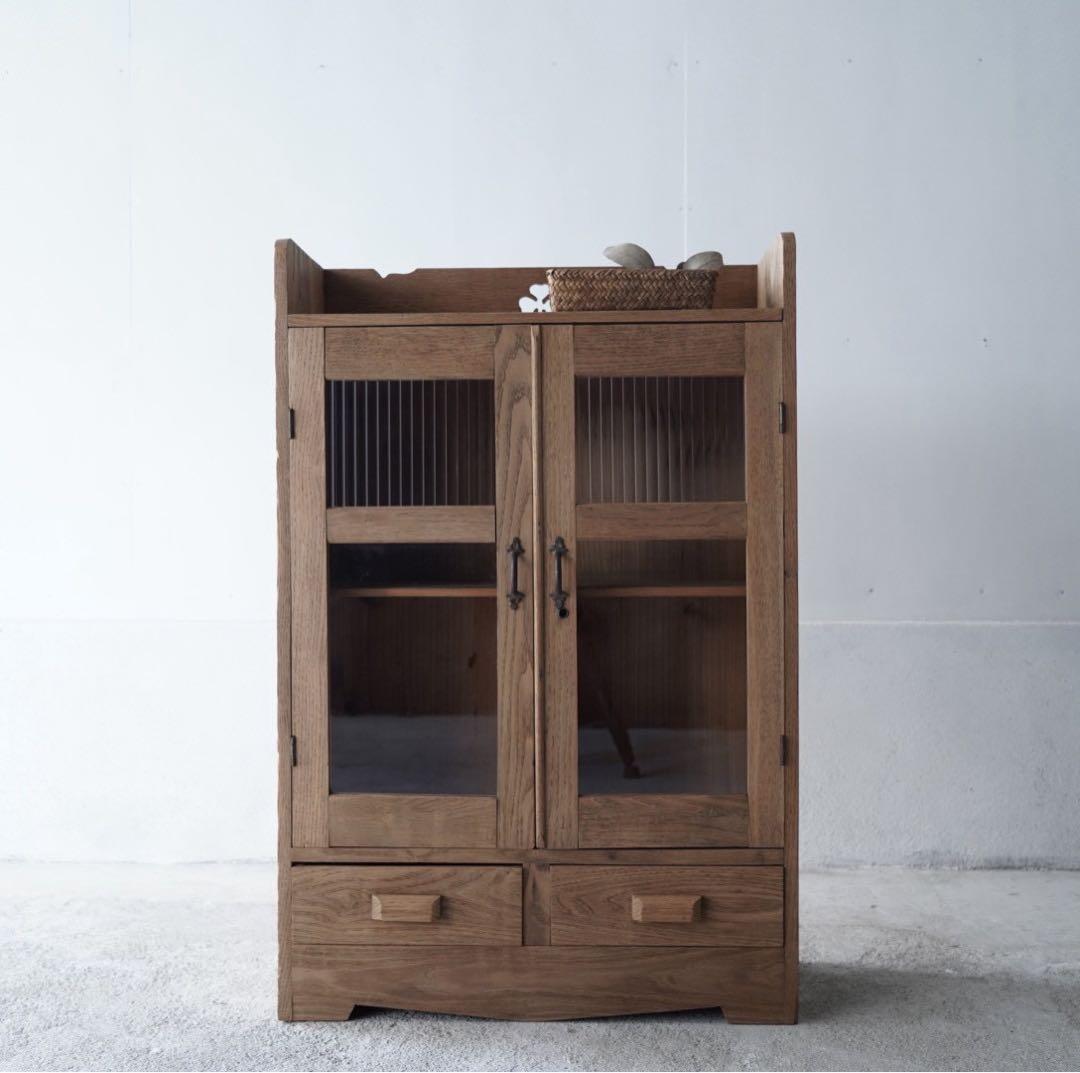 古い開き戸のキャビネット