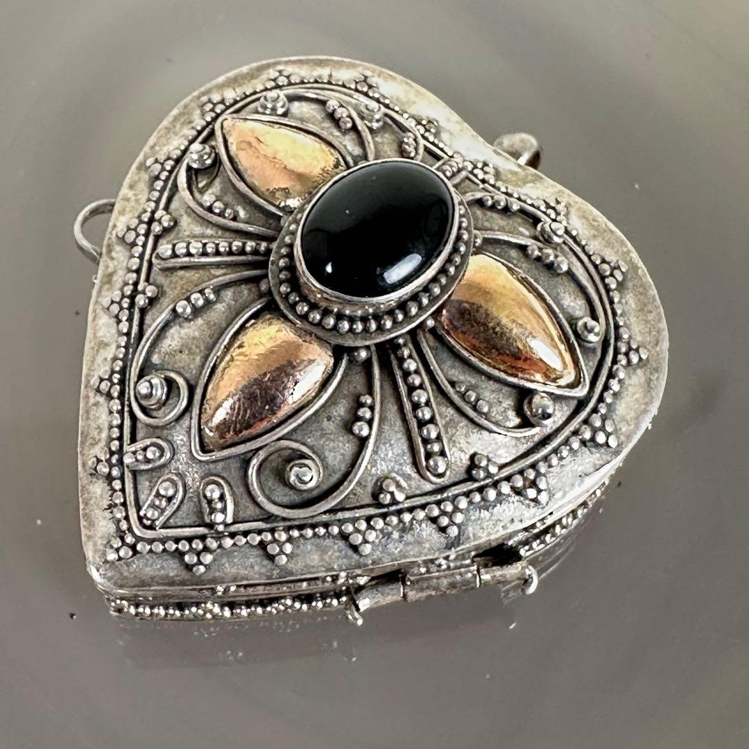 925 シルバー ハート型ロケットペンダント 黒石 ビンテージ デザイン 彫金