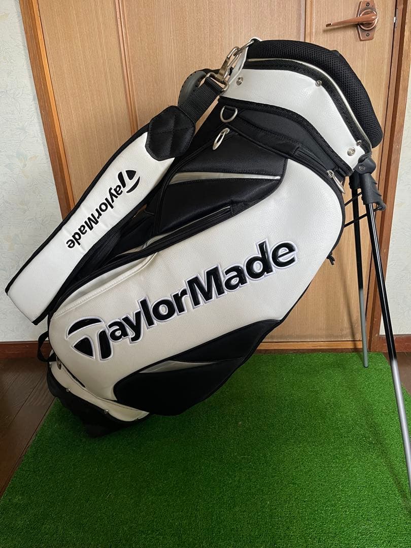 TaylorMade ゴルフバッグ 自立式 白黒