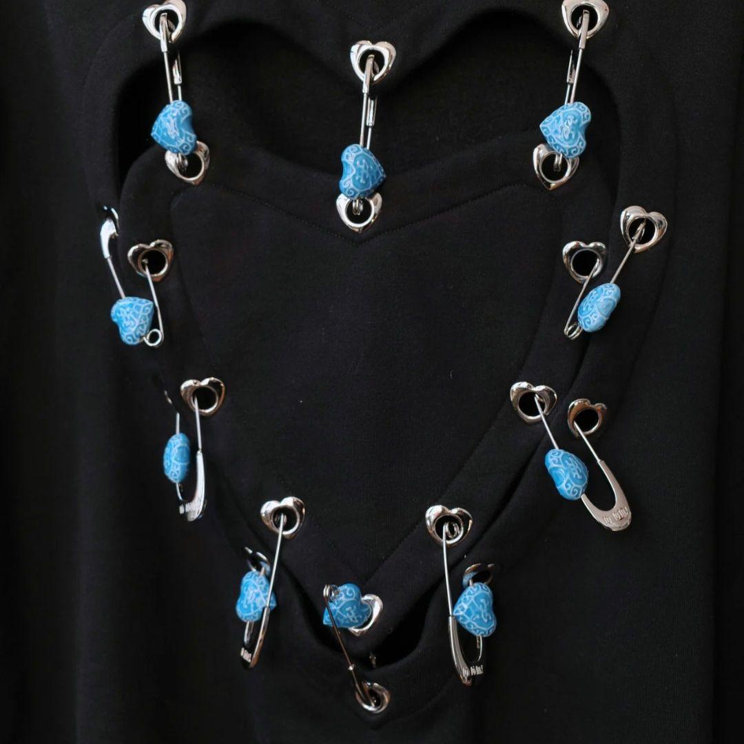 【完売品】ユェチ・チ Yueqi Qi ハートカットアウトフーディ パーカー