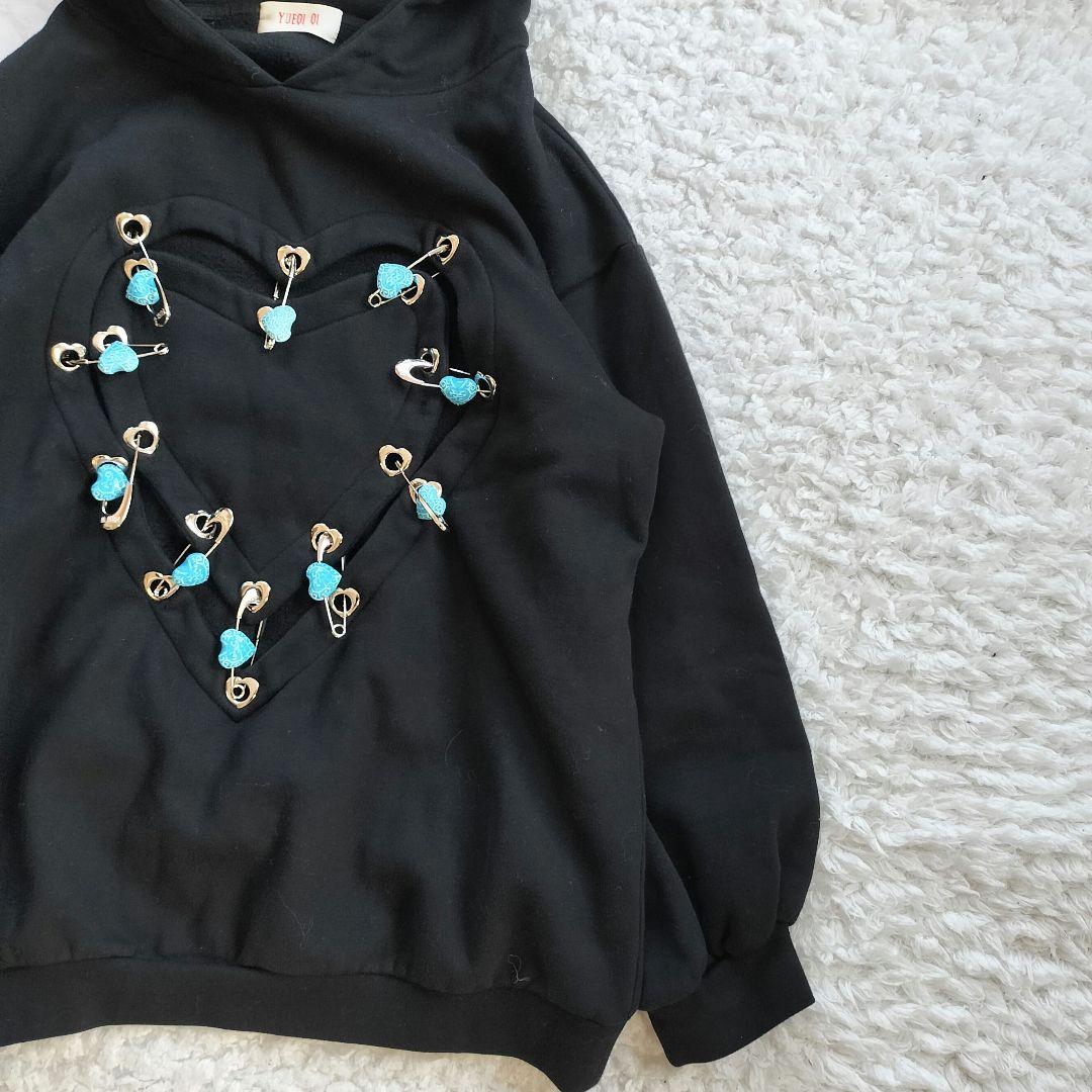 【完売品】ユェチ・チ Yueqi Qi ハートカットアウトフーディ パーカー